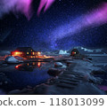 北極極光與釣魚小屋，冰川水面反射的星空 118013099