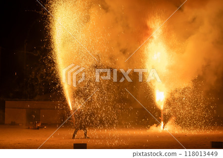 Hand-held fireworks at the Obata Festival in Omata-cho, Ise City, Mie Prefecture, the last post town on the pilgrimage route Hand-held fireworks at the Obata Festival in Omata-cho, Ise City, Mie Prefecture, the last post town on the pilgrimage route 118013449