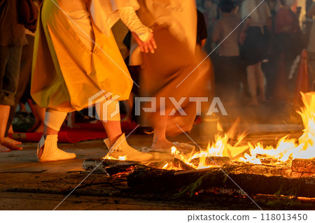 三重縣津市：津觀音舉行十日觀音火行活動，僧侶在指導。 118013450
