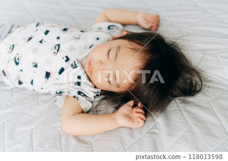 Sleeping baby 118013598