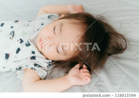 Sleeping baby 118013599