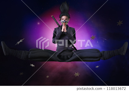 在黑暗中,忍者做出手勢並張開雙腿以增強力量。 在黑暗中,忍者做出手勢並張開雙腿以增強力量。 118013672