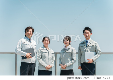 Male and female staff in the manufacturing, building, transportation, and construction industries wearing work clothes. 118013774