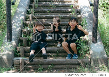 Three siblings Three siblings 118013801