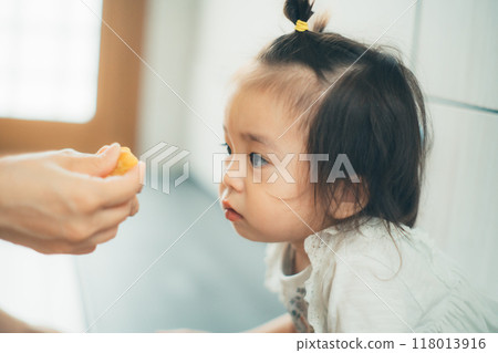微笑的女孩可愛的孩子形象 118013916
