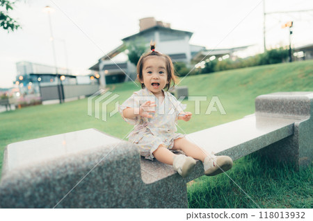 微笑的女孩可愛的孩子形象 118013932