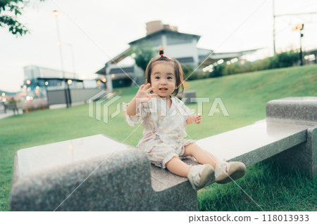 微笑的女孩可愛的孩子形象 微笑的女孩可愛的孩子形象 118013933