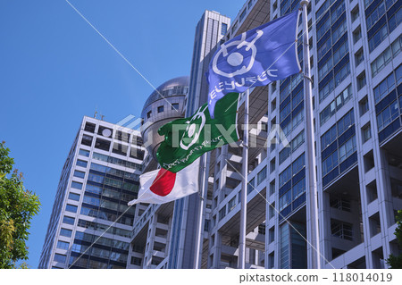 Odaiba: Fuji Television Headquarters Building and flags fluttering in the strong winds of a typhoon 118014019