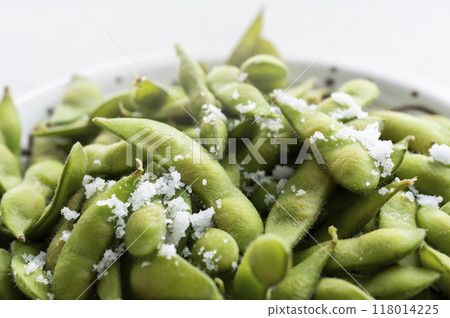 煮好的毛豆上撒上鹽 煮好的毛豆上撒上鹽 118014225