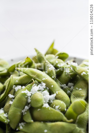 Sprinkle salt on boiled edamame beans 118014226