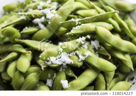 煮好的毛豆上撒上鹽 煮好的毛豆上撒上鹽 118014227