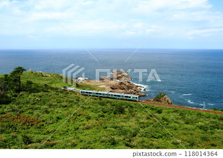 沿海岸運行的木葉E130系列普通列車(JR八戶線) 沿海岸運行的木葉E130系列普通列車(JR八戶線) 118014364