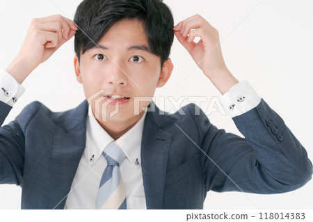 一個關心自己頭髮的年輕人 一個關心自己頭髮的年輕人 118014383