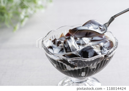 Coffee jelly with fresh cream 118014424