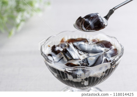 Coffee jelly with fresh cream 118014425