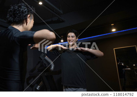 男教練和顧客在健身房教授伸展運動、舞蹈、健身操等。 118014792