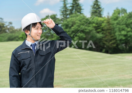 A young Asian male worker in work clothes who maintains a park (landscape gardener, gardener, horticulture, civil servant) 118014796