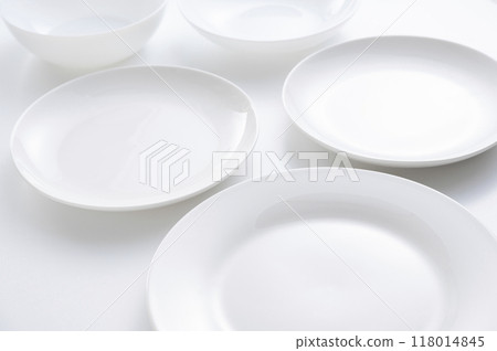 Simple white plate Simple white plate 118014845