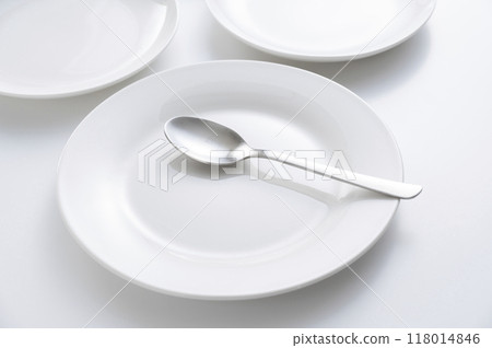 簡單的白盤子和勺子 簡單的白盤子和勺子 118014846