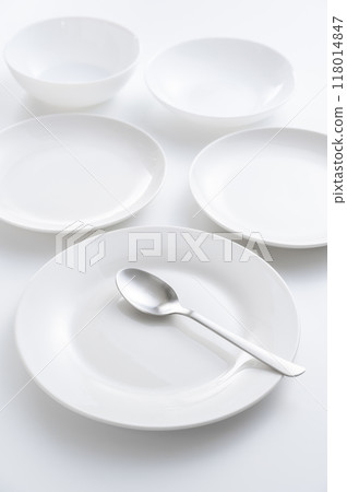 Simple white plate and spoon 118014847