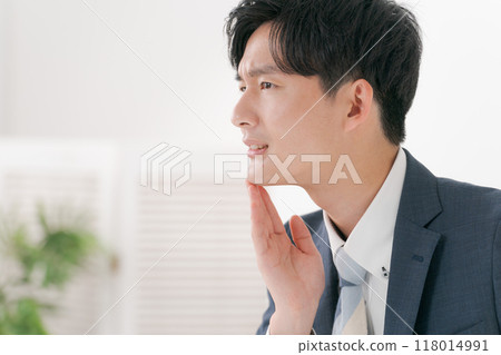 一個關心自己皮膚的西裝男人 一個關心自己皮膚的西裝男人 118014991