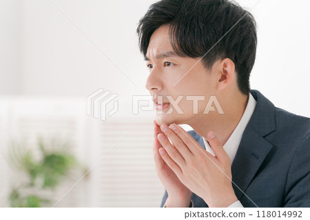 A man in a suit who cares about his skin 118014992
