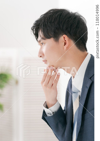 一個關心自己皮膚的西裝男人 118014996