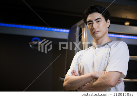 一名男子在訓練館訓練，雙臂交叉，看著鏡頭 118015082