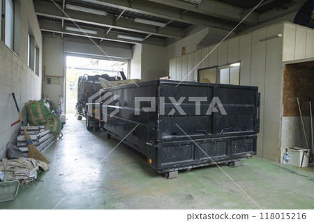 Arm roll truck 118015216