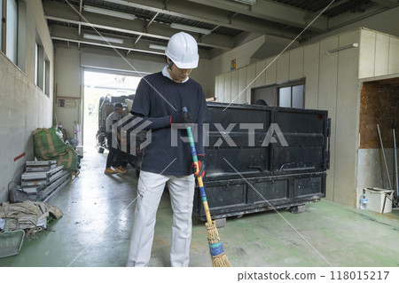 Arm roll truck 118015217