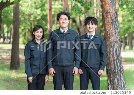 Male and female workers in forestry and civil engineering work clothes in the forest Male and female workers in forestry and civil engineering work clothes in the forest 118015349