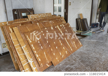 Interior demolition site - Scrap materials 118015414