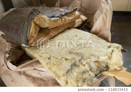 Interior demolition site - Scrap materials 118015415