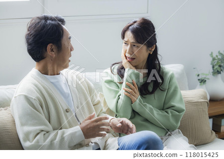 客廳裡的一對中年夫婦經歷了一件令人震驚的事。 客廳裡的一對中年夫婦經歷了一件令人震驚的事。 118015425