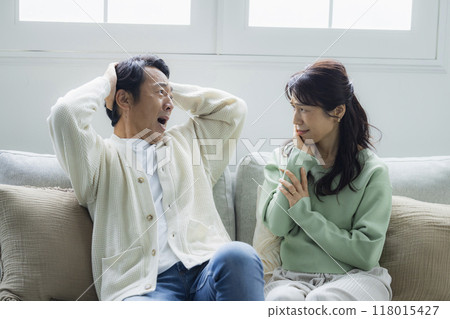 A shocking thing happened to a middle-aged couple in the living room. A shocking thing happened to a middle-aged couple in the living room. 118015427