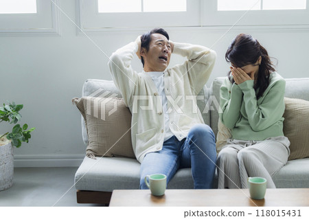 A shocking thing happened to a middle-aged couple in the living room. A shocking thing happened to a middle-aged couple in the living room. 118015431