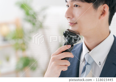 辦公室工作人員刮鬍子 118015445