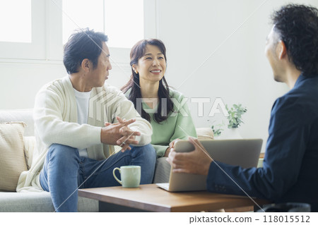 Middle-aged couple in the living room Middle-aged couple in the living room 118015512