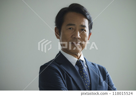 中年男子穿西裝的頭像 118015524