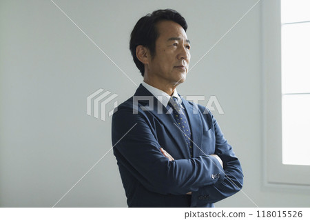 中年男子穿西裝的頭像 118015526
