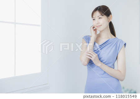一件淺藍色洋裝的女人 118015549