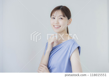 一件淺藍色洋裝的女人 118015551