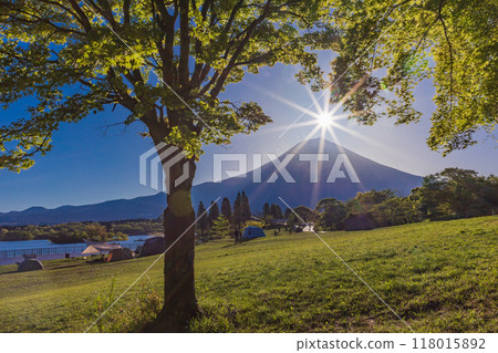 [Shizuoka Prefecture] Lake Tanuki Campsite and Mt. Fuji at sunrise (10 rays) 118015892