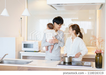 Family with baby 118016319