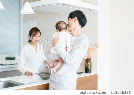 Family with baby 118016328