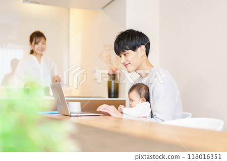 Family with baby 118016351