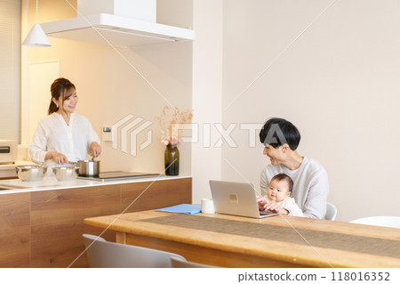 Family with baby 118016352