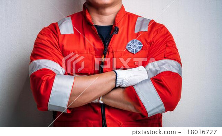 雙臂交叉的救護人員 118016727
