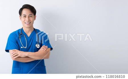 Doctor doing arms 118016810