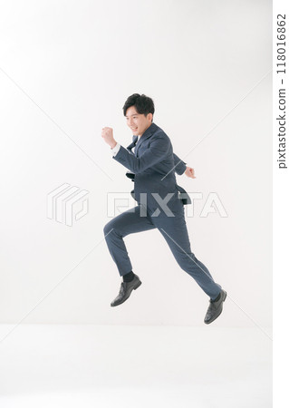 Businessman to dash Businessman to dash 118016862